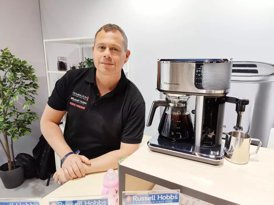 Peter Sjöswärd i Spectrum Brands med kaffetrakteren Russel Hobbs Attentiv, med digitalt berøringspanel, innebygd melkeskummer og funksjon for iskaffe. Pris: 1.500,- Foto: Stian Sønsteng