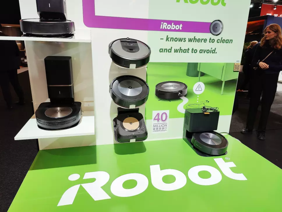 Witt viser robotstøvsugere fra iRobot på opplæringsmessen Campus Home i juni. Foto: Stian Sønsteng
