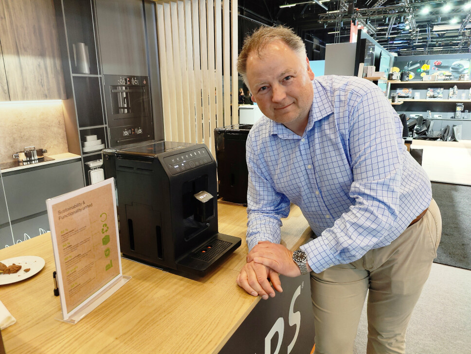 Erik Sverresen i Groupe SEB med den helautomatiske kaffemaskinen Krups Evidence Eco-Design, laget av 62 prosent resirkulert plast. Pris: 6.000,- Foto: Stian Sønsteng