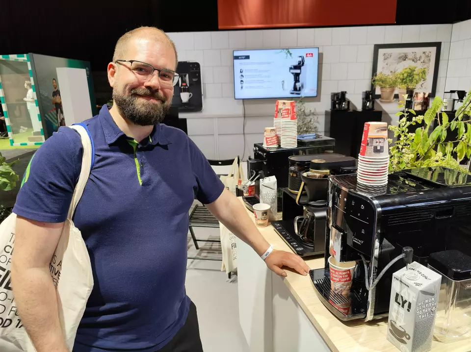 Stig Sydtangen ved Elkjøp Jessheim brygger seg en kopp kaffe på Melittas kaffemaskin Barista T. Pris: 9.800,- Foto: Stian Sønsteng