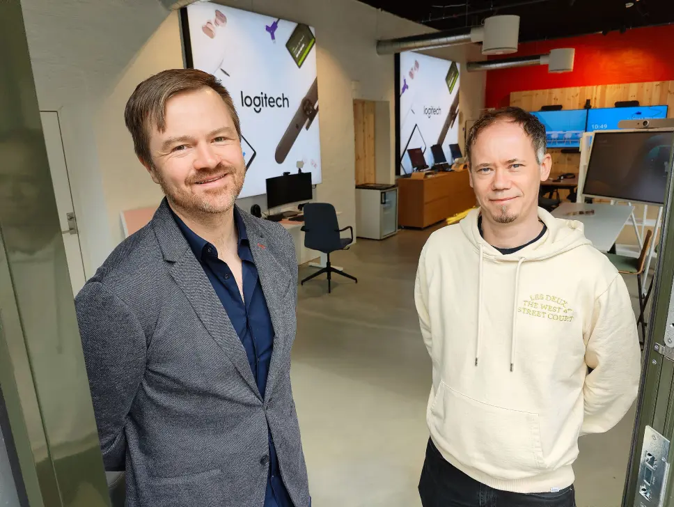 Henrik Staff (t. v.) og Kim Dahl i Logitech ønsker bedriftskundene velkommen til opplevelsessenteret i Tollbugata. Foto: Stian Sønsteng Henrik Staff (t. v.) og Kim Dahl i Logitech ønsker bedriftskundene velkommen til opplevelsessenteret i Tollbugata. Foto: Stian Sønsteng