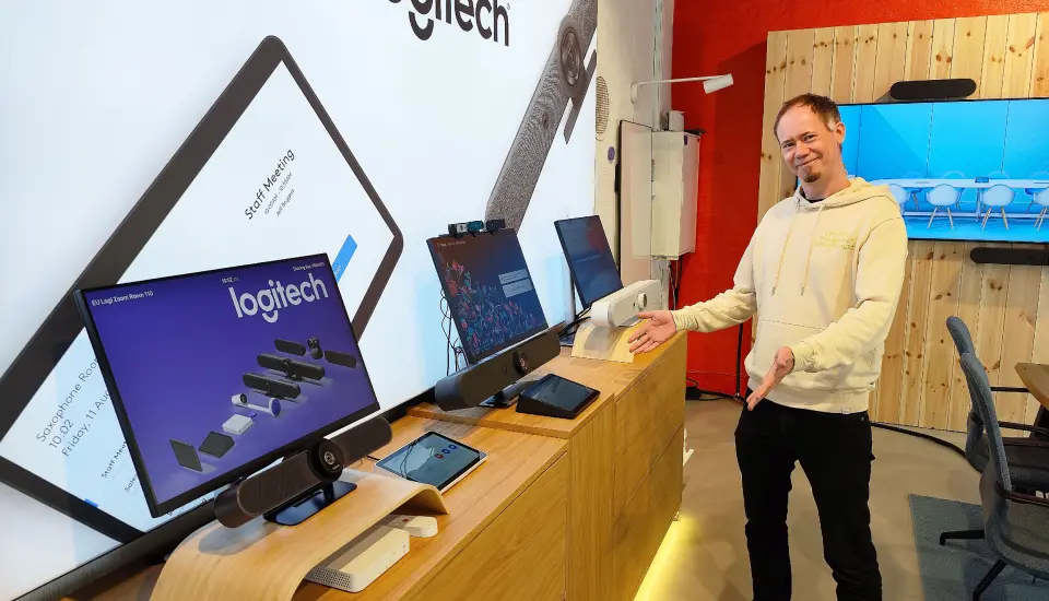 Løsningsarkitekt Kim Dahl har satt opp Logitechs opplevelsessenter i Tollbugata. Foto: Stian Sønsteng Løsningsarkitekt Kim Dahl har satt opp Logitechs opplevelsessenter i Tollbugata. Foto: Stian Sønsteng