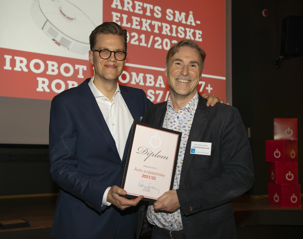 Petter Kvarme (t. v.) og Johan Cheng Falkström mottok prisen for «Årets småelektriske 2021/2022» for Roborock S7/S7+ under kåringen av årets produkter i november 2021. Prisen ble delt med iRobot Roomba J7/J7+. Foto: Tore Skaar