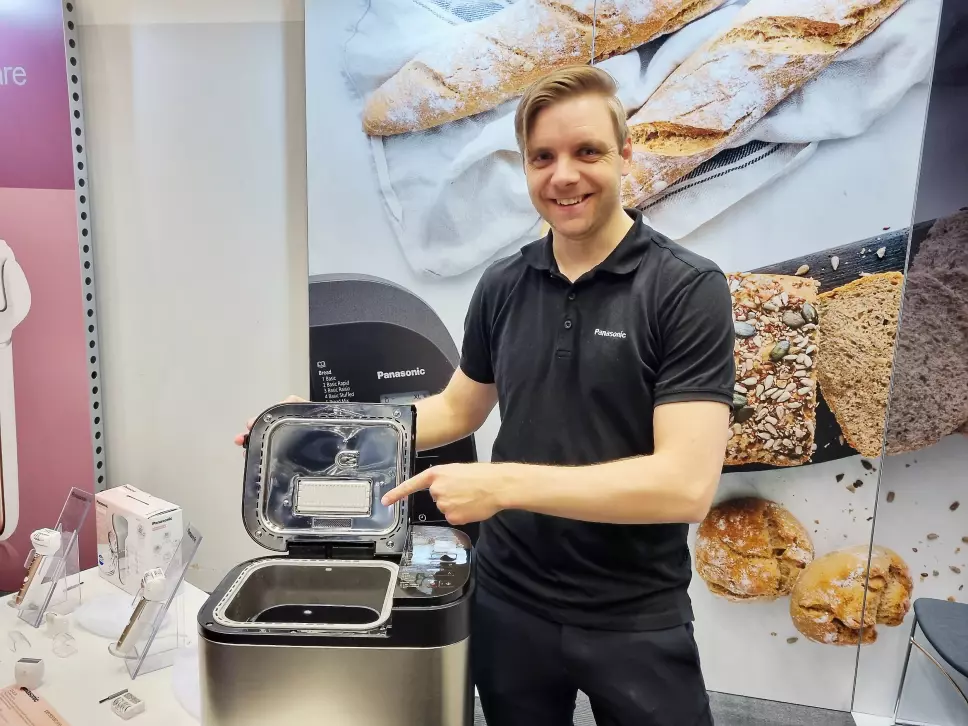 Mikael Bjørk viser frem den nye brødbakemaskinen fra Panasonic. Foto: Jan Røsholm