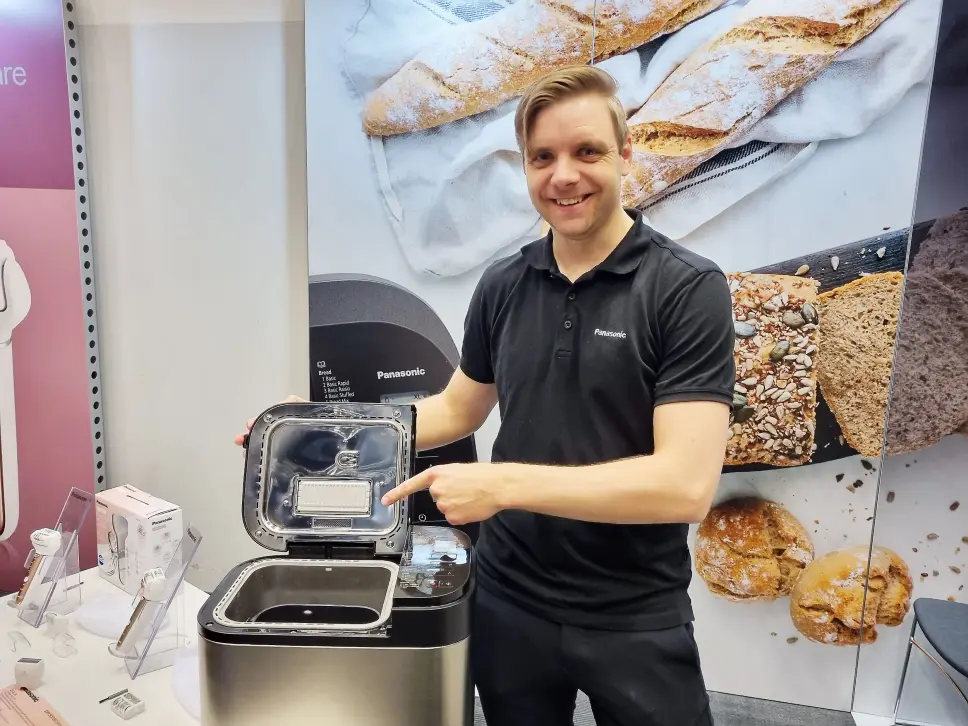 Mikael Bjørk viser frem den nye brødbakemaskinen fra Panasonic. Foto: Jan Røsholm Mikael Bjørk viser frem den nye brødbakemaskinen fra Panasonic. Foto: Jan Røsholm