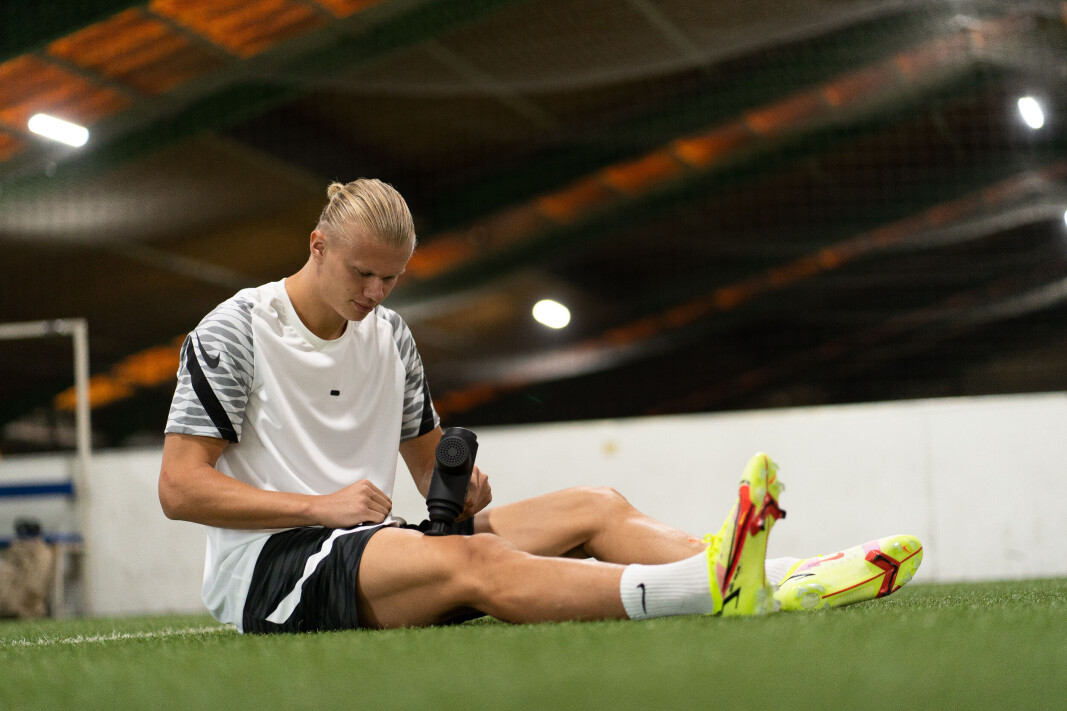 Erling Braut Haaland er inne på eiersiden i Hyperice. Her bruker han massasjepistolen Hypervolt, som med slagmassasje skal lindre spenning og stivhet. Foto: Hyperice Erling Braut Haaland er inne på eiersiden i Hyperice. Her bruker han massasjepistolen Hypervolt, som med slagmassasje skal lindre spenning og stivhet. Foto: Hyperice