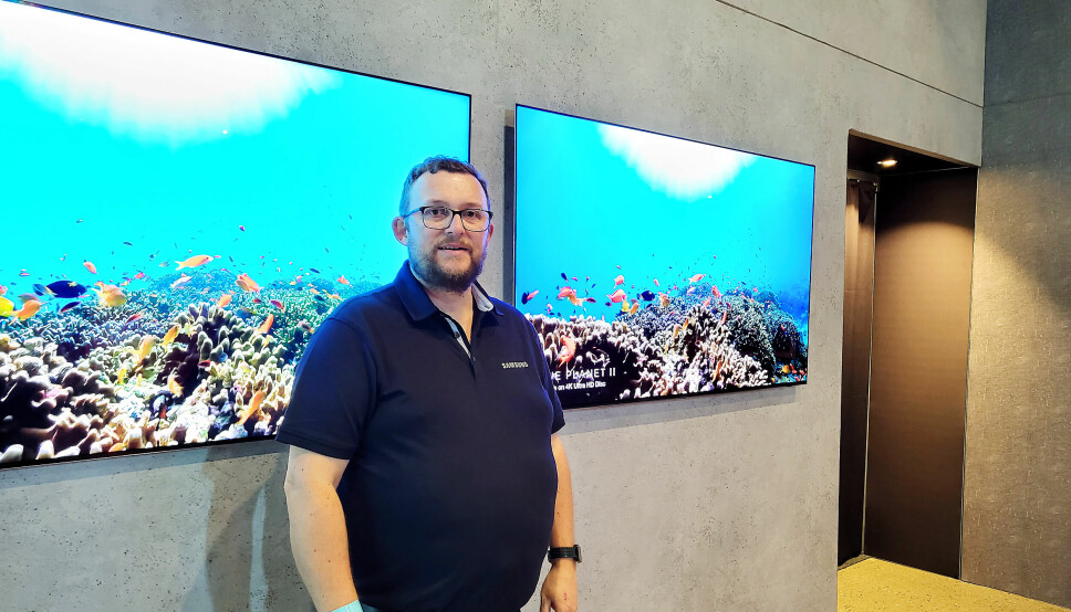 Knut Eirik Rørnes, nordisk produktspesialist hos Samsung, viser fram den nye QD oled-TVen mot en av selskapets qled-modeller. Foto: Marte Ottemo