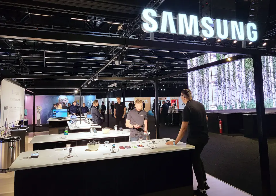 I tillegg til Samsungs TV-rom, viste selskapet fram alle sine produkter på stand ute i messeområdet. Foto: Marte Ottemo I tillegg til Samsungs TV-rom, viste selskapet fram alle sine produkter på stand ute i messeområdet. Foto: Marte Ottemo