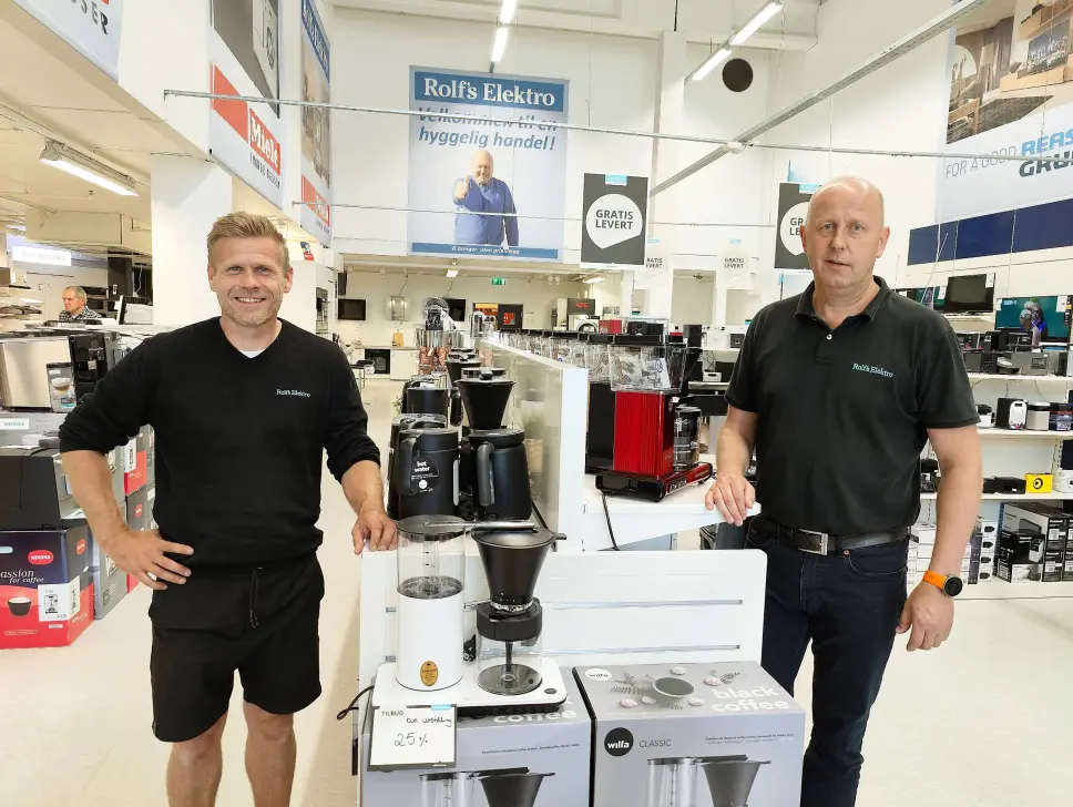 Kjetil Skogen (t. v.) og Svein Kristian Vikstøl driver Rolfs Elektro i tospann. På veggen bak dem selskapets grunnlegger, Rolf Wæthe. Foto: Stian Sønsteng Kjetil Skogen (t. v.) og Svein Kristian Vikstøl driver Rolfs Elektro i tospann. På veggen bak dem selskapets grunnlegger, Rolf Wæthe. Foto: Stian Sønsteng