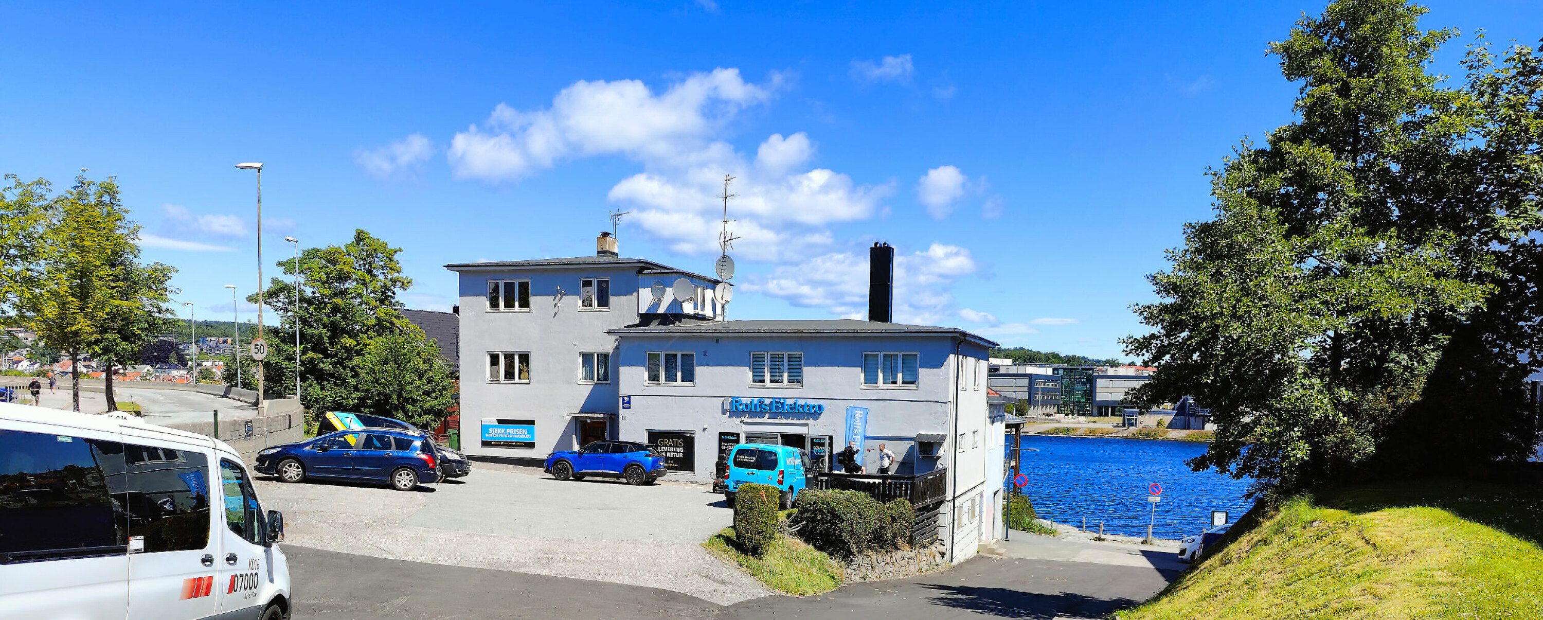 Sentrumsbutikken i Elvegata har egen parkeringsplass, og ligger like ved Posebyen ved elva Otra. Foto: Stian Sønsteng
