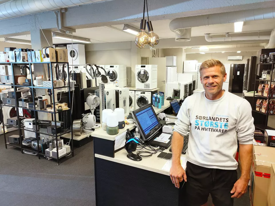 Kjetil Skogen har ansvaret for butikken til Rolfs Elektro i Elvegata i Kristiansand sentrum. Foto: Stian Sønsteng