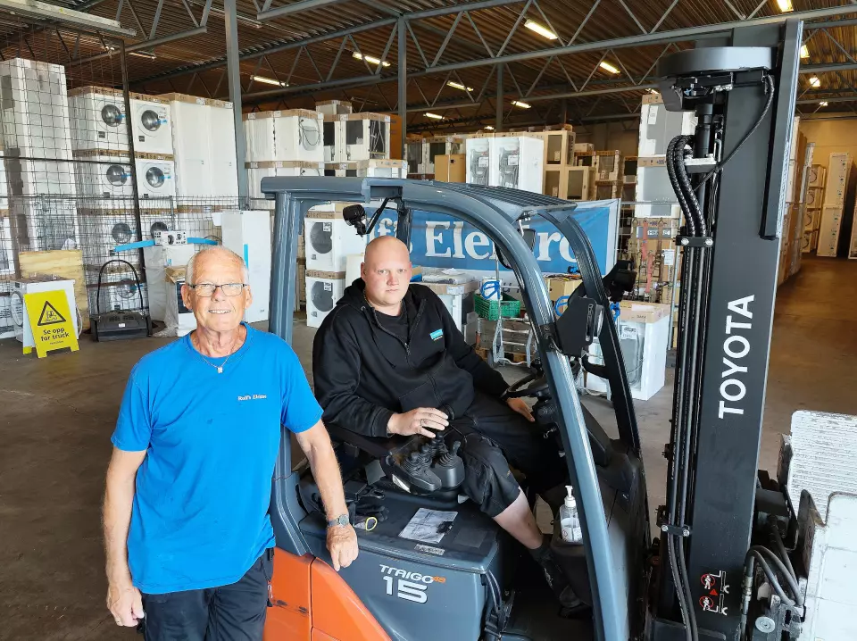 Gunnar Erklev (t. v.) og Adam Saidane arbeider på lageret til Rolfs Elektro. Foto: Stian Sønsteng