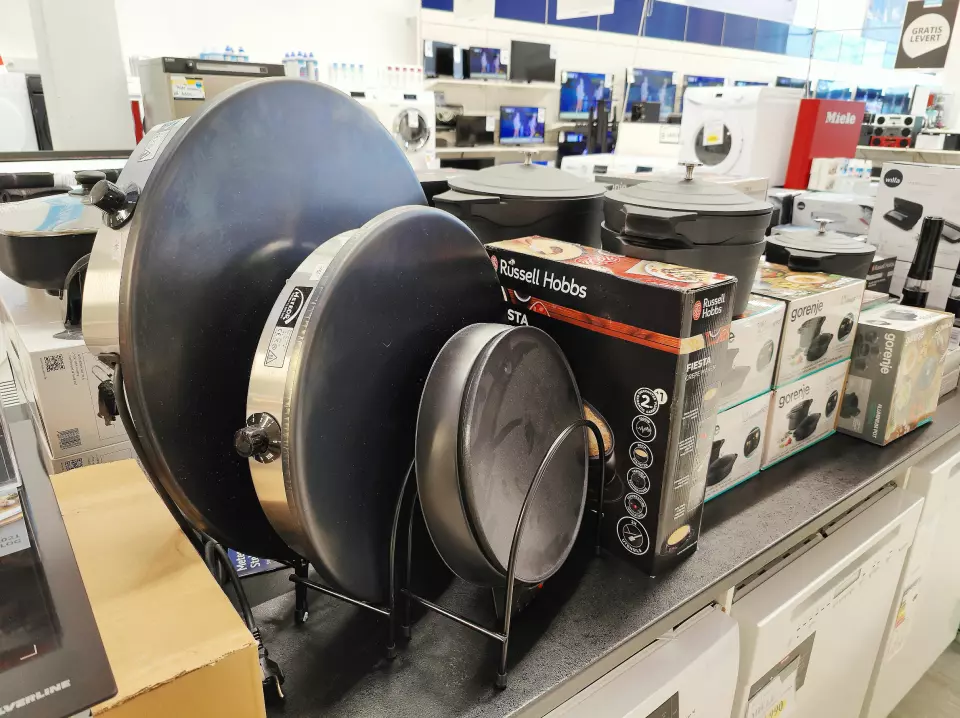Meteor steketakker er blant de småelektriske produktene Rolfs Elektro selger. Foto: Stian Sønsteng