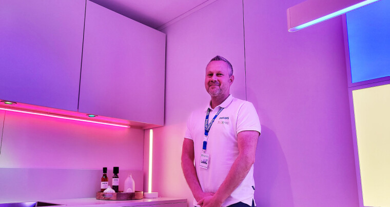 LYSER OPP HELE HUSET