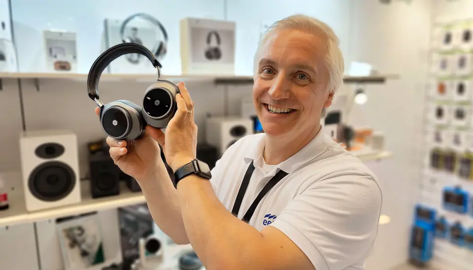 Mats Holmqvist i EET Sverige med hodetelefonen Master & Dynamic MW75, med aktiv støyreduksjon. Pris: 6.500,- Foto: Stian Sønsteng Mats Holmqvist i EET Sverige med hodetelefonen Master & Dynamic MW75, med aktiv støyreduksjon. Pris: 6.500,- Foto: Stian Sønsteng