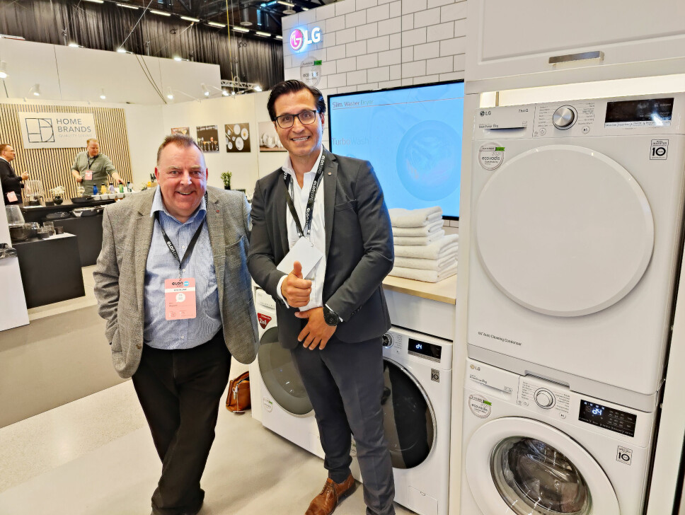 Andrew Mackay (t. v.) og Isa Tirpan i LG Electronics Nordic deltar på Elon Expo i Örebro. Foto: Stian Sønsteng