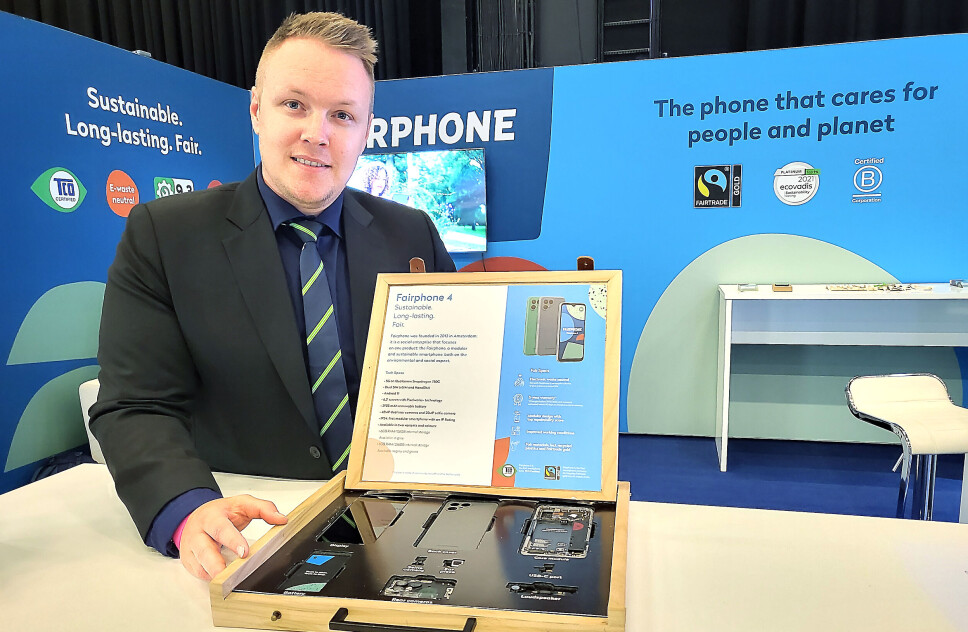 Ny salgssjef for telekom i Elkjøp Norge, Stian Hoff, er egentlig i pappaperm, men har tatt turen til Campus, hvor han blant annet kan viser fram Fairphones miljøvennlige mobiler. Foto: Marte Ottemo
