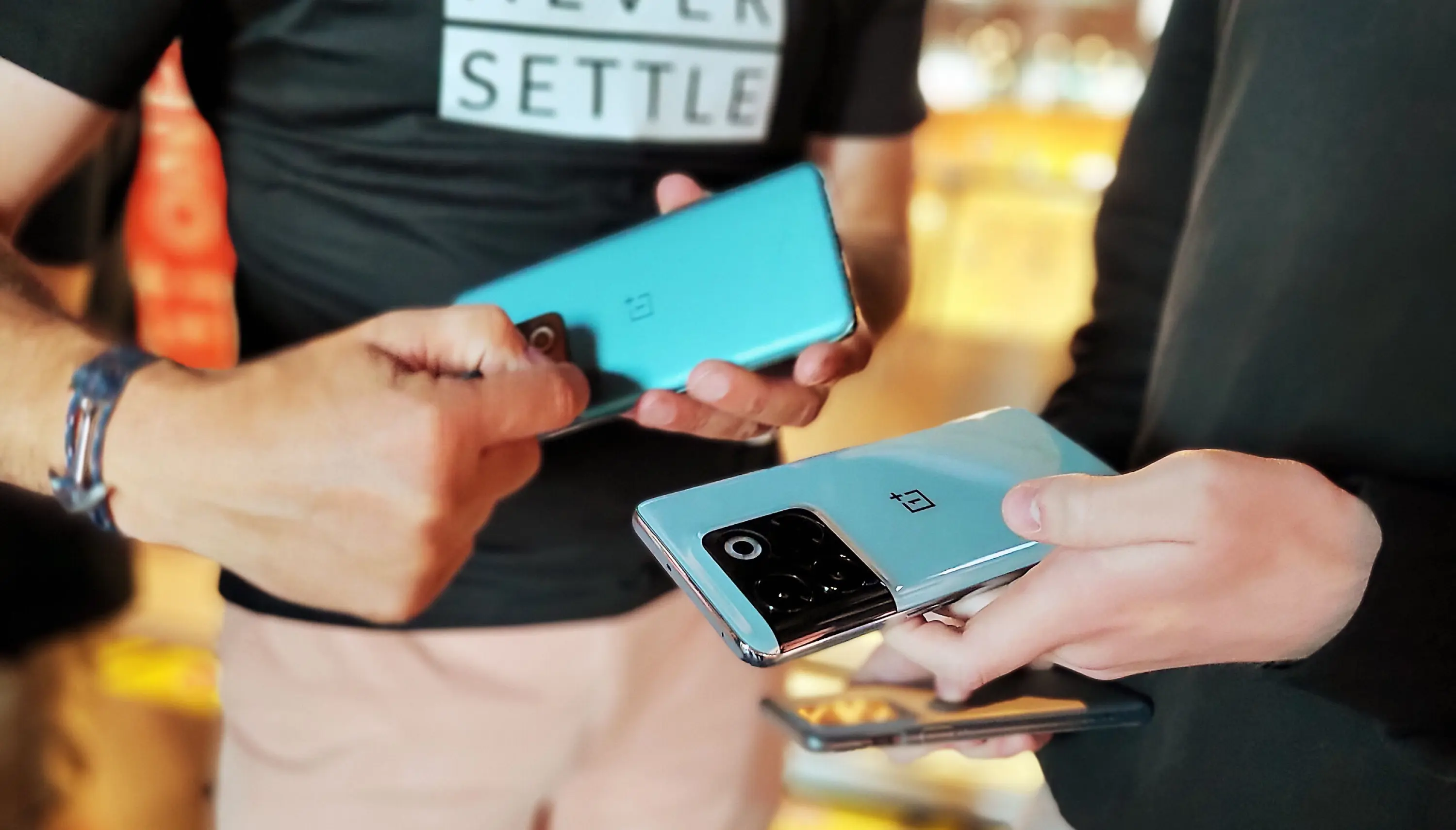 En journalist og en OnePlus-ansatt på lanseringen i København sammenlikner OnePlus 10 Pro og 10T. Foto: Marte Ottemo En journalist og en OnePlus-ansatt på lanseringen i København sammenlikner OnePlus 10 Pro og 10T. Foto: Marte Ottemo
