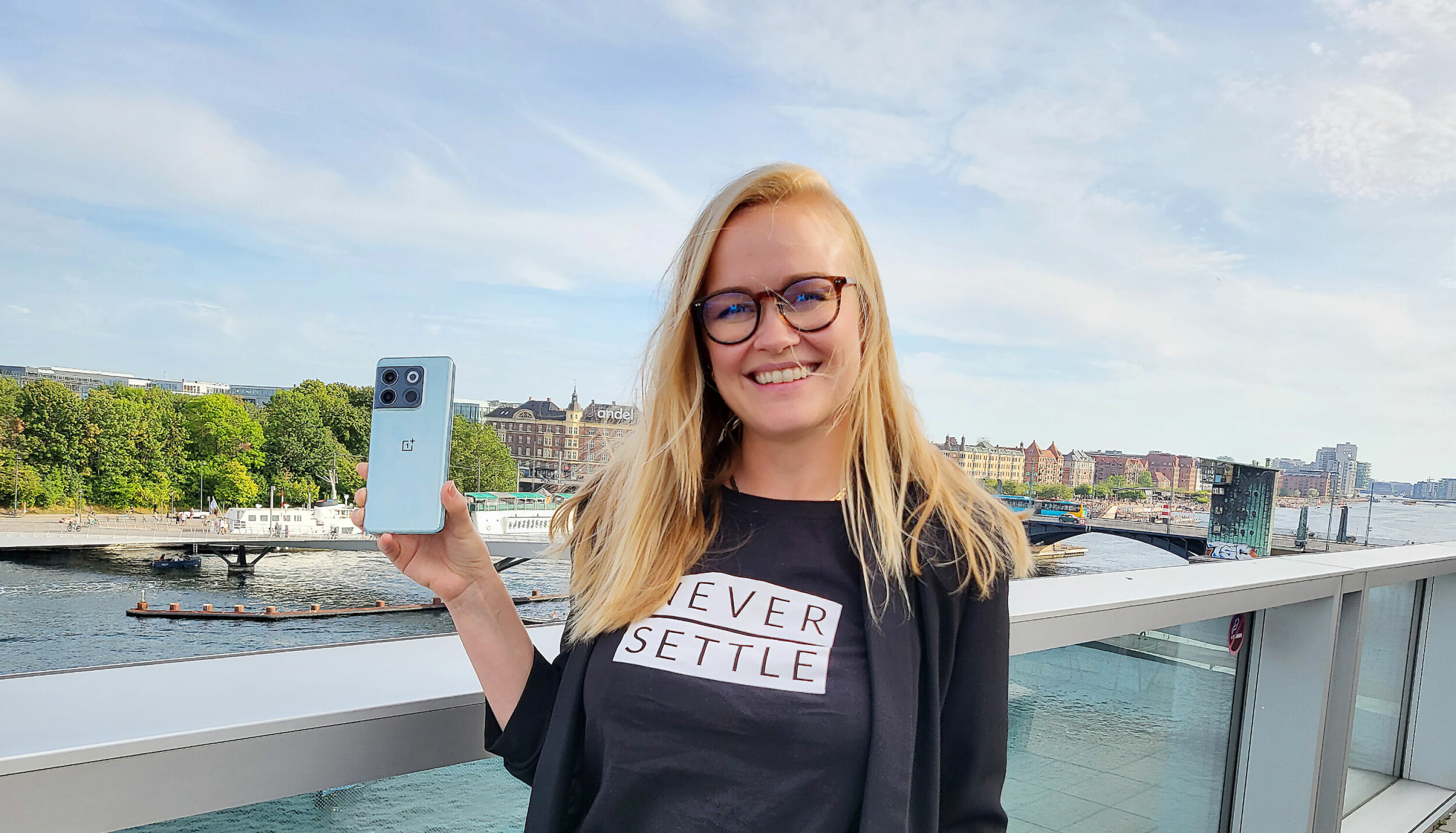 Thea Martinsen, markedsansvarlig i OnePlus Norge, viser fram selskapets nyeste OnePlus 10T. Foto: Marte Ottemo