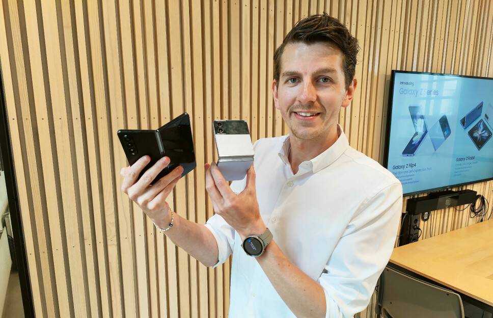 Nøkkelkundesjef Petter Worum Daling i Samsung Norge med Galaxy Z Flip4 og Galaxy Z Fold4. Foto: Stian Sønsteng