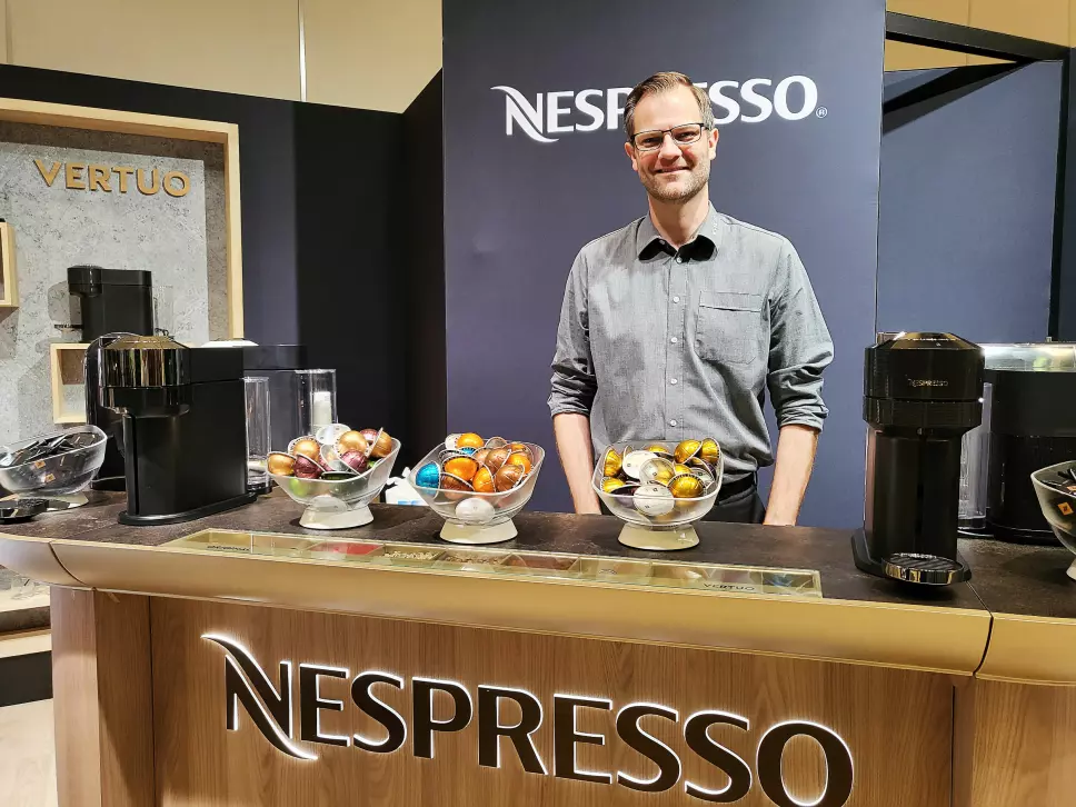 Trond Ween, salgsansvarlig i Nespresso Norge, lærer opp Power-selgerne i selskapet Vertuo-system. Foto: Marte Ottemo