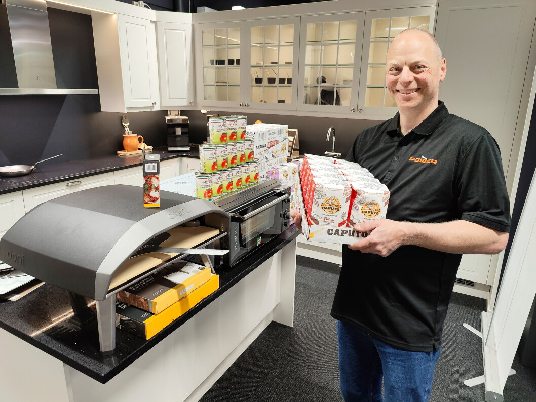 Forsidesaken i nr. 4/2022 forteller historien om da pizzaentusiast Jørn Roger Hagen ved Power Vågå begynte å selge pizzamel i butikken. Foto: Stian Sønsteng Forsidesaken i nr. 4/2022 forteller historien om da pizzaentusiast Jørn Roger Hagen ved Power Vågå begynte å selge pizzamel i butikken. Foto: Stian Sønsteng