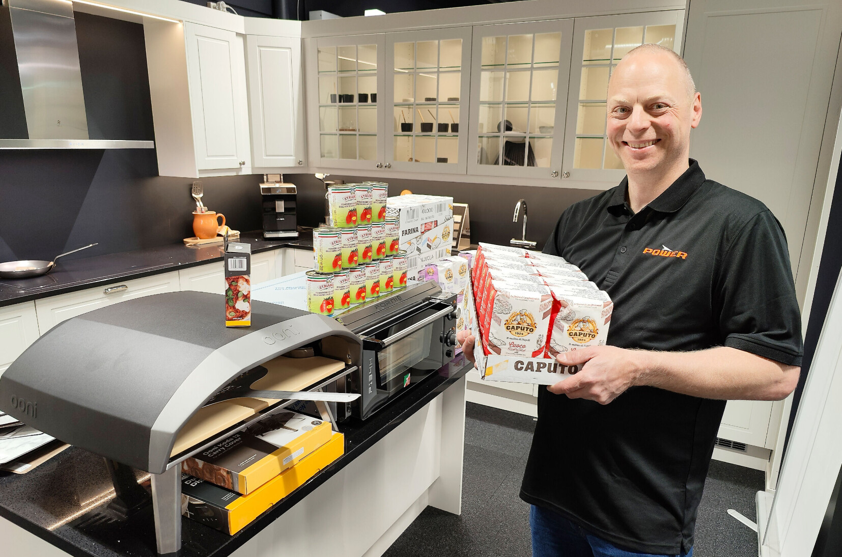 Jørn Roger Hagen ved Power Vågå har en brennende interesse for pizza, som sørget for at hele kjeden nå selger Caputo pizzamel. Foto: Stian Sønsteng Jørn Roger Hagen ved Power Vågå har en brennende interesse for pizza, som sørget for at hele kjeden nå selger Caputo pizzamel. Foto: Stian Sønsteng