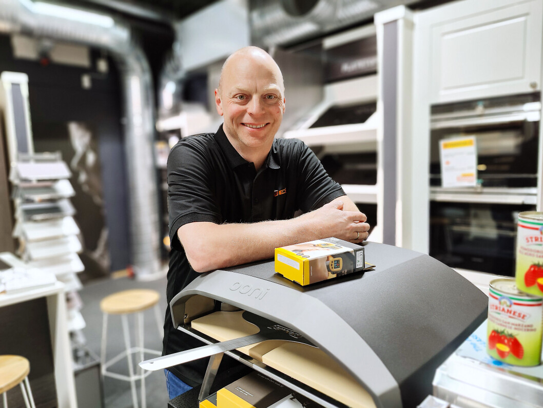 De gassdrevne pizzaovnene fra Oomi er det Jørn Roger Hagen ved Power Vågå selger mest av. Foto: Stian Sønsteng De gassdrevne pizzaovnene fra Oomi er det Jørn Roger Hagen ved Power Vågå selger mest av. Foto: Stian Sønsteng