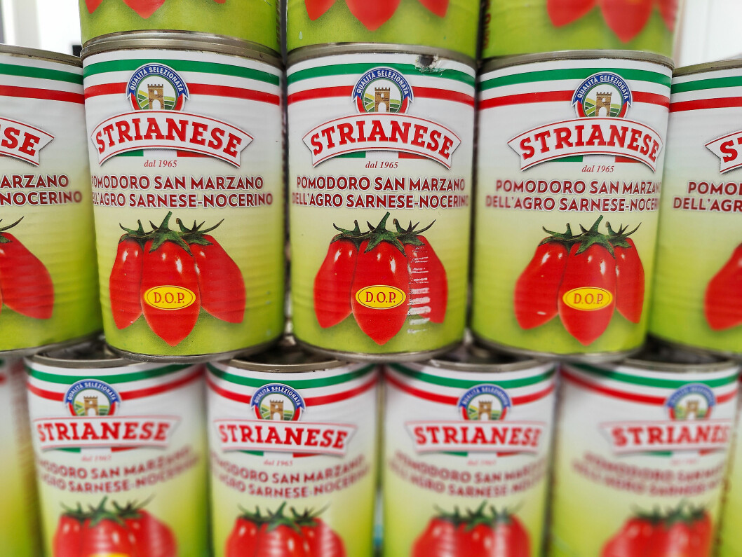 Hermetiske tomater fra San Marzano i Italia er i sortimentet til Power Vågå. – Perfekt til pizzasausen, sier Jørn Roger Hagen. Foto: Stian Sønsteng
