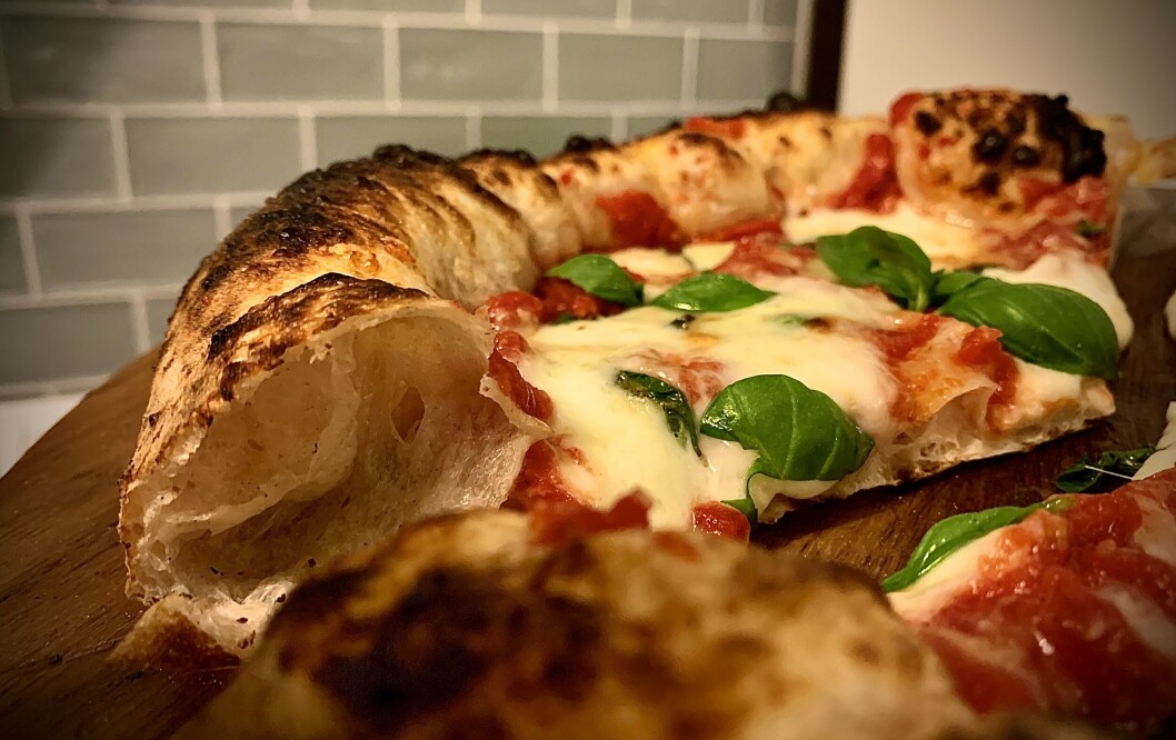 Enkle og klassiske Pizza Margherita har virkelig noe for seg, sier pizzaentusiasten i Vågå. Foto: Jørn Roger Hagen Enkle og klassiske Pizza Margherita har virkelig noe for seg, sier pizzaentusiasten i Vågå. Foto: Jørn Roger Hagen