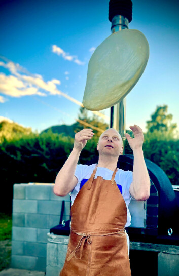 Jørn Roger Hagen går ikke av veien for å trikse underveis i pizzabakingen. Foto: Elisabeth Ringstad Hagen Jørn Roger Hagen går ikke av veien for å trikse underveis i pizzabakingen. Foto: Elisabeth Ringstad Hagen