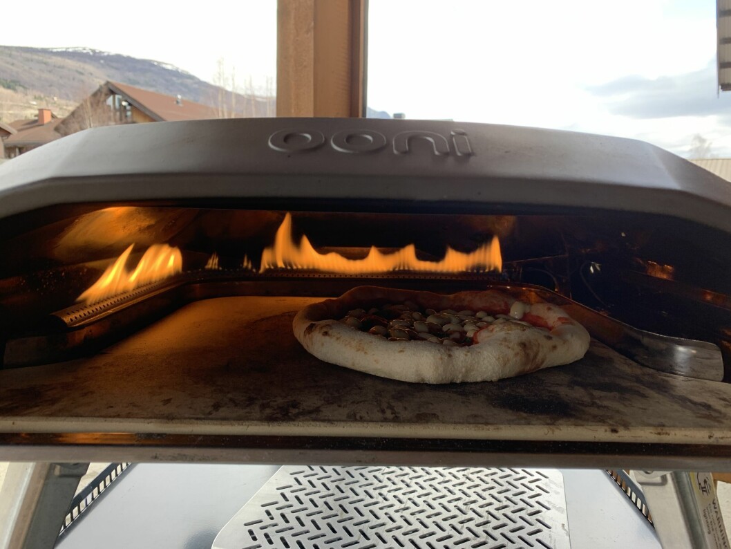 Hos Power Vågå steker de pizza utenfor butikken. Foto: Jørn Roger Hagen
