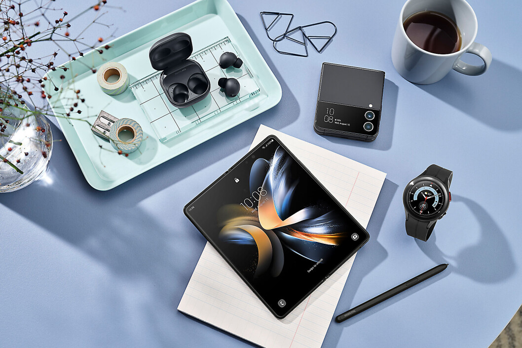 Samsungs drømmekunde kjøper seg både Galaxy Z Flip4 og Galaxy Z Fold4, smartklokken Galaxy Watch5 Pro og øreproppene Galaxy Buds2 Pro. Foto: Samsung Samsungs drømmekunde kjøper seg både Galaxy Z Flip4 og Galaxy Z Fold4, smartklokken Galaxy Watch5 Pro og øreproppene Galaxy Buds2 Pro. Foto: Samsung