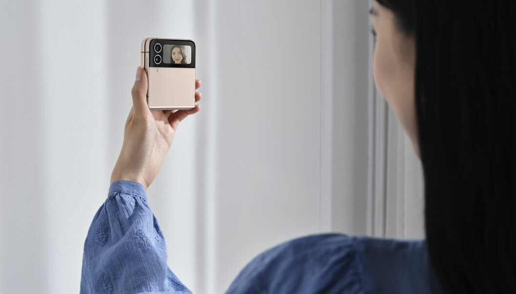 Galaxy Z Flip4 har en 1,9 tommer skjerm på utsiden, ved siden av de to hovedkameraene på 12MP. Pris fra 12.000,- Foto: Samsung