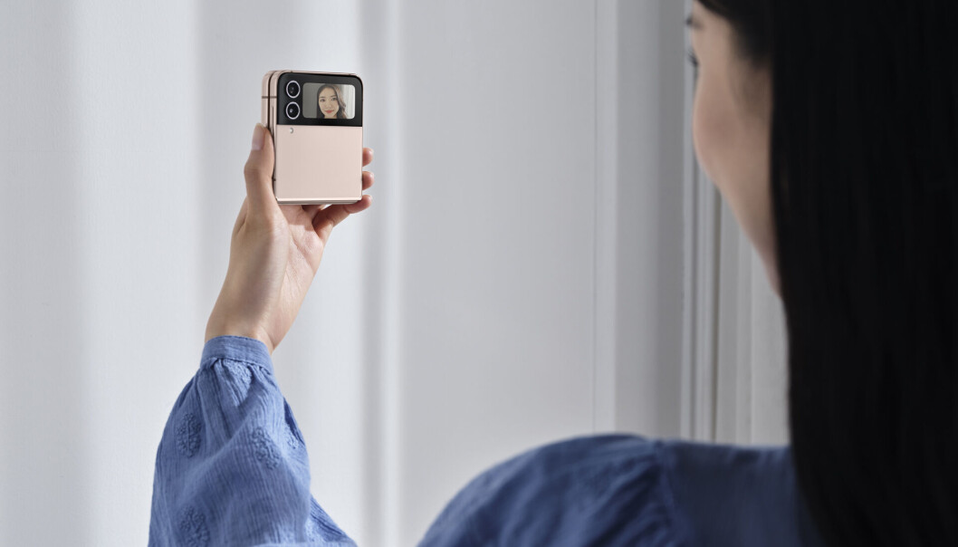 Galaxy Z Flip4 har en 1,9 tommer skjerm på utsiden, ved siden av de to hovedkameraene på 12MP. Pris fra 12.000,- Foto: Samsung Galaxy Z Flip4 har en 1,9 tommer skjerm på utsiden, ved siden av de to hovedkameraene på 12MP. Pris fra 12.000,- Foto: Samsung