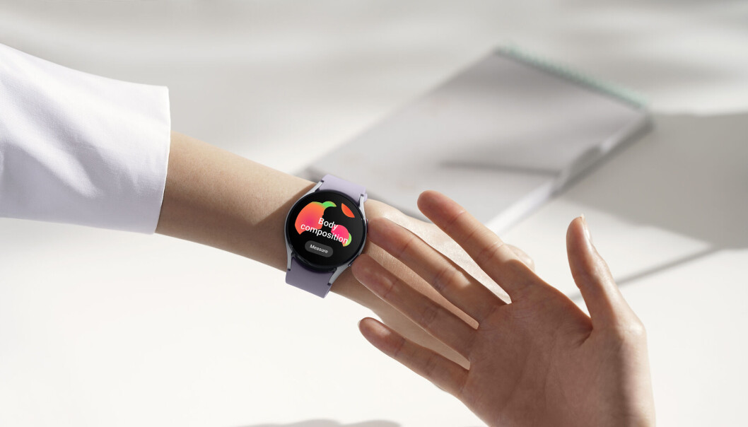 Galaxy Watch5, her i sølv, kommer i størrelsene 44 og 40 mm. Pris fra 3.300 (blåtann) og 3.500 (wifi) kroner. Foto: Samsung Galaxy Watch5, her i sølv, kommer i størrelsene 44 og 40 mm. Pris fra 3.300 (blåtann) og 3.500 (wifi) kroner. Foto: Samsung