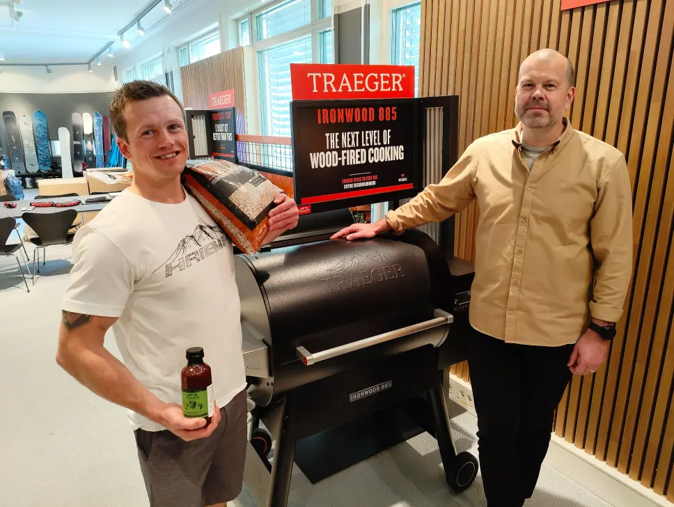 David Smith (t. v.) og Olle Papec-Friis i Response Nordic med pelletsgrillen Ironwood D2 885 fra Traeger. Pris: 20.000,- Foto: Stian Sønsteng David Smith (t. v.) og Olle Papec-Friis i Response Nordic med pelletsgrillen Ironwood D2 885 fra Traeger. Pris: 20.000,- Foto: Stian Sønsteng