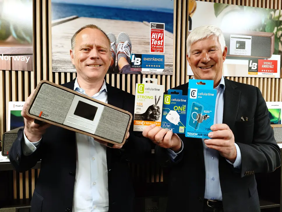Ole Morten Skymoen (t. h.) med typiske produkter fra Cellularline som selges i kiosker og bensinstasjoner, og Tom Vedvik med Pinell Supersound 501. Foto: Stian Sønsteng Ole Morten Skymoen (t. h.) med typiske produkter fra Cellularline som selges i kiosker og bensinstasjoner, og Tom Vedvik med Pinell Supersound 501. Foto: Stian Sønsteng