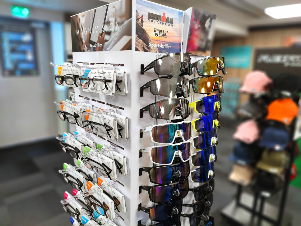 Briller og solbriller fra Magnivison (160,- og 200,-), Blast (200,- til 350,-) og Ironman (300,- til 450,-) er tre av flere varemerker TT Micro leverer til kiosker og bensinstasjoner. Foto: Stian Sønsteng