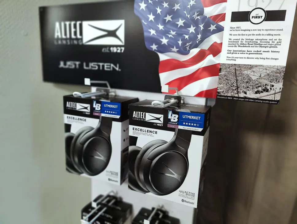 Fra Cellularline tilbyr TT Micro flere hodetelefoner og ørepropper fra Altec Lansing, som Excellence-modellen med aktiv støyreduksjon. Pris: 1.400,- Foto: Stian Sønsteng Fra Cellularline tilbyr TT Micro flere hodetelefoner og ørepropper fra Altec Lansing, som Excellence-modellen med aktiv støyreduksjon. Pris: 1.400,- Foto: Stian Sønsteng