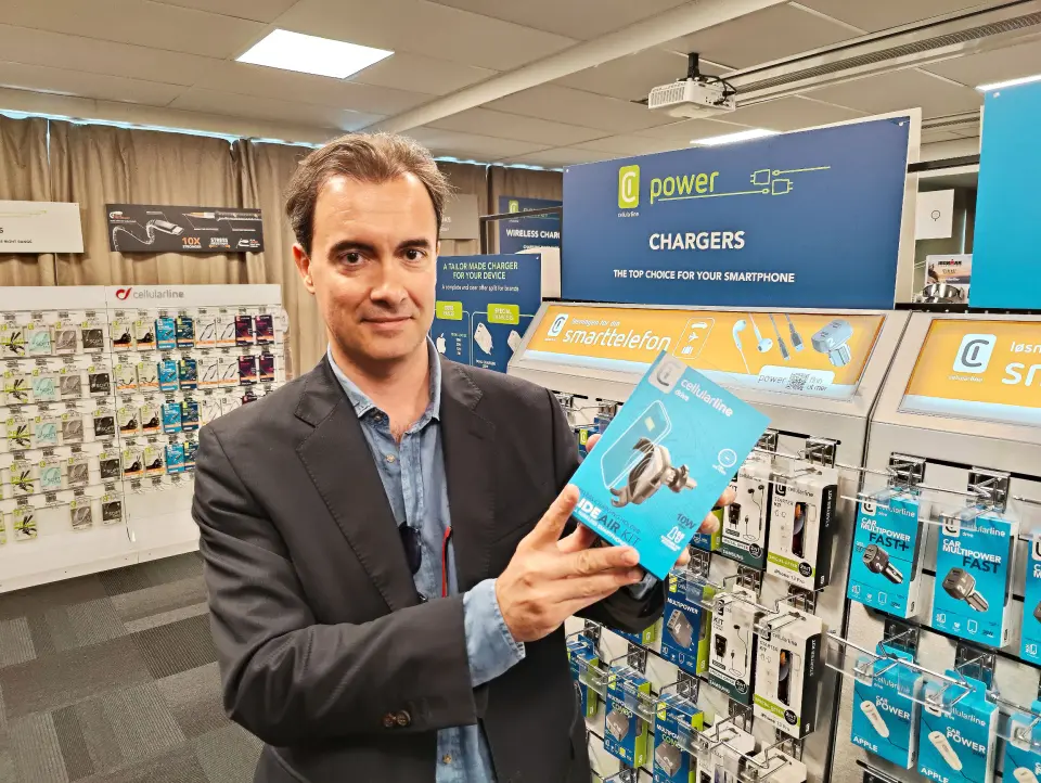 Federico Tigli fra Cellularline med en av mobilholderne med trådløs lading selskapet tilbyr. Foto: Stian Sønsteng Federico Tigli fra Cellularline med en av mobilholderne med trådløs lading selskapet tilbyr. Foto: Stian Sønsteng