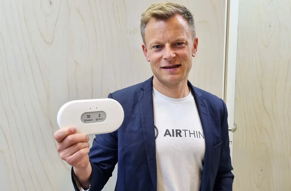 Erlend Bolle i Airthings med flaggskipmodellen View Plus. Foto: Jan Røsholm Erlend Bolle i Airthings med flaggskipmodellen View Plus. Foto: Jan Røsholm
