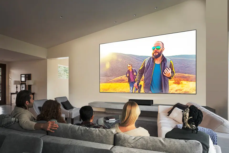 Epson LS800 er en «ultra short throw»-projektor, som betyr at den kan stå helt inntil veggen og likevel gi et bilde opp til 150 tommer. Foto: Epson Epson LS800 er en «ultra short throw»-projektor, som betyr at den kan stå helt inntil veggen og likevel gi et bilde opp til 150 tommer. Foto: Epson