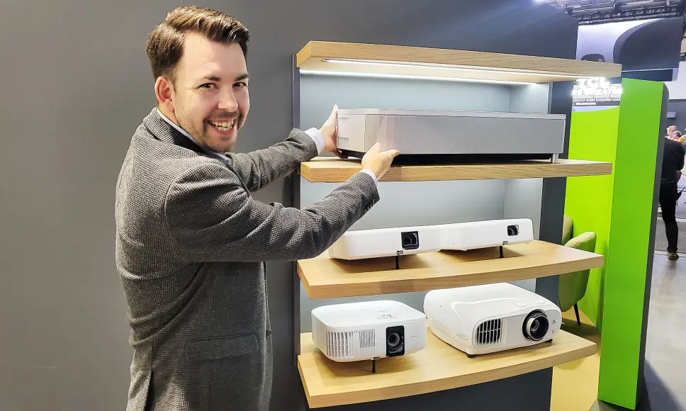 Tor Westerby, salgssjef i Epson Norge, viser fram selskapets nyeste LS800-projektor. Foto: Marte Ottemo Tor Westerby, salgssjef i Epson Norge, viser fram selskapets nyeste LS800-projektor. Foto: Marte Ottemo
