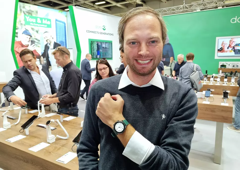 Anders Austad i Doro viser på IFA den nye smartklokka Doro Watch. Foto: Jan Røsholm
