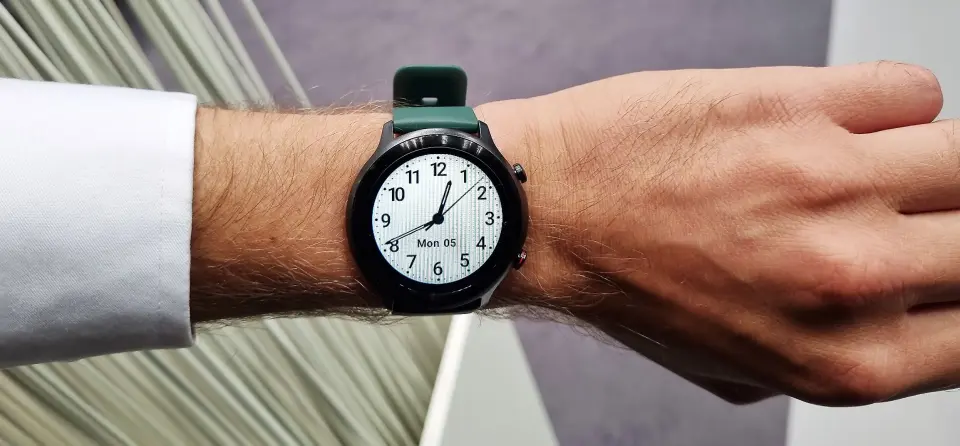 Doro Watch kommer i tre ulike farger; sort, rosa og grønn (bildet). Foto: Jan Røsholm Doro Watch kommer i tre ulike farger; sort, rosa og grønn (bildet). Foto: Jan Røsholm