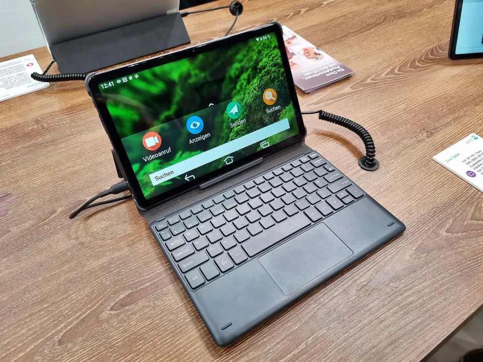 Doros nettbrett har store ikoner, og ekstra tastatur kan kjøpes som tilleggsutstyr. Foto: Jan Røsholm Doros nettbrett har store ikoner, og ekstra tastatur kan kjøpes som tilleggsutstyr. Foto: Jan Røsholm