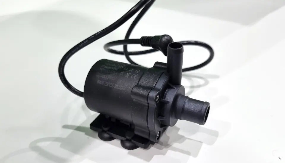 En elektrisk pumpe kan tilkobles avfukteren slik at tømming av vanntank er unødvendig. Foto: Jan Røsholm En elektrisk pumpe kan tilkobles avfukteren slik at tømming av vanntank er unødvendig. Foto: Jan Røsholm
