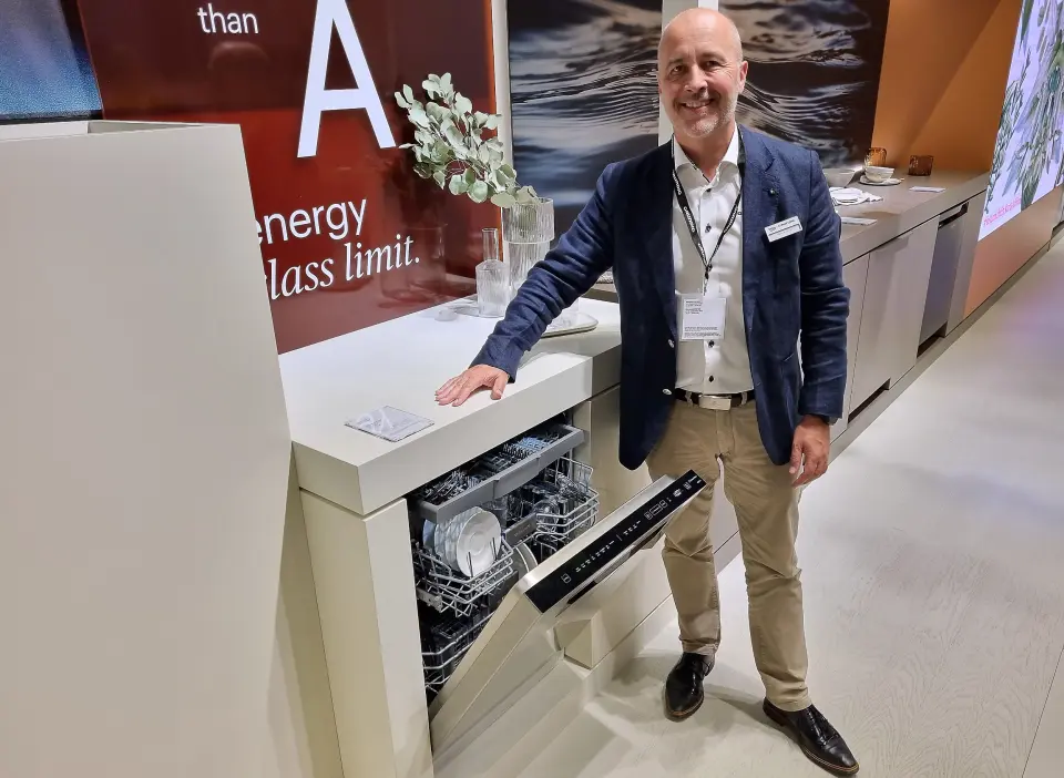 Ståle Braathen viser frem den nye oppvaskmaskinen med varmepumpeteknologi. Foto: Jan Røsholm Ståle Braathen viser frem den nye oppvaskmaskinen med varmepumpeteknologi. Foto: Jan Røsholm