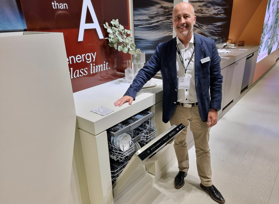 Ståle Braathen viser frem den nye oppvaskmaskinen med varmepumpeteknologi. Foto: Jan Røsholm